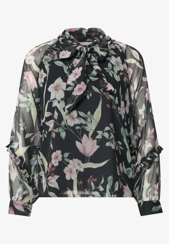 Schwarze, transparente Bluse mit weitem Schnitt, floralen Pastellblüten und verspielter Schleifenkragen.