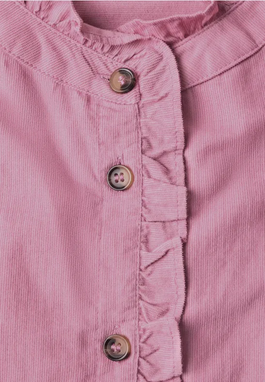 Blassrosa Bluse mit Knopfleiste und zarten Rüschen am Ausschnitt