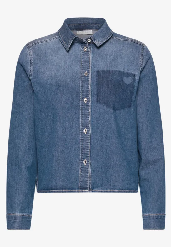 Ein locker geschnittene Jeansjacke mit Hemdkragen und Herzstickerei auf der Brusttasche.