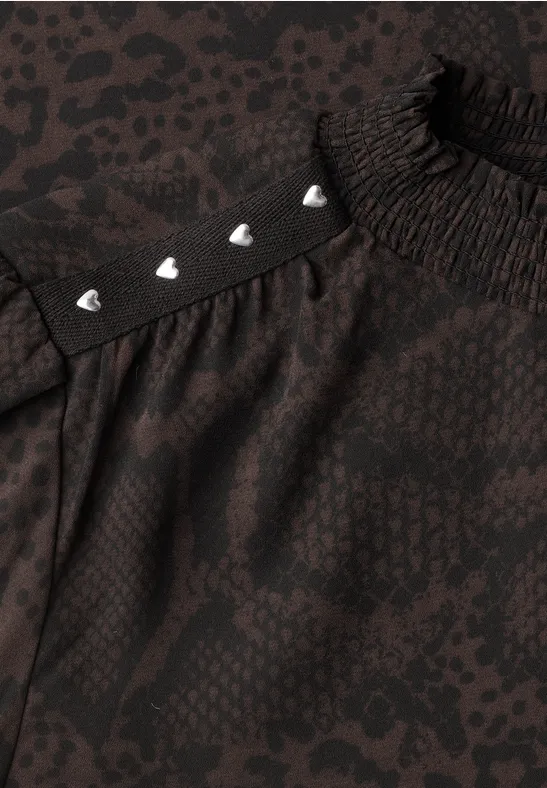 Dunkelbraunes Kleidungsstück mit Animal-Print, elastischem Saum und schwarzem Riemen mit silbernen Herznieten.