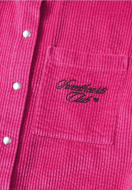 Rosa Cord-Hemd mit Brusttasche, schwarzer 'Southland Club'-Stickerei und weißen Druckknöpfen.