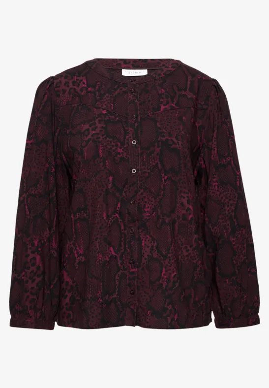 Dunkle Bluse mit pinkem Schlangenmuster, langärmelig und leicht fallend.