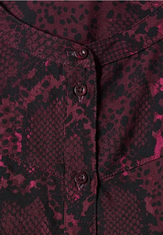 Rotes Hemd mit schwarzem abstraktem Schlangenmuster und Knopfleiste.