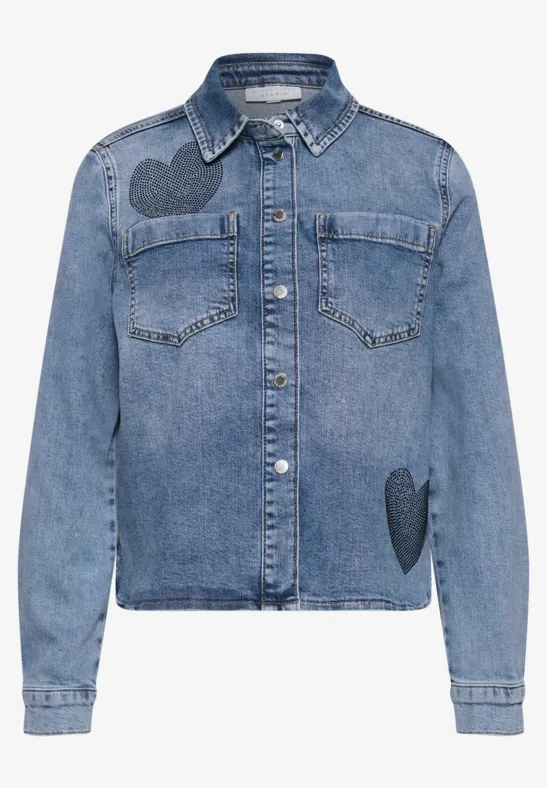 Blaue Jeansjacke mit Hemdkragen, Knopfleiste, Brusttaschen und Herz-Patches auf Schulter und Hüfte.