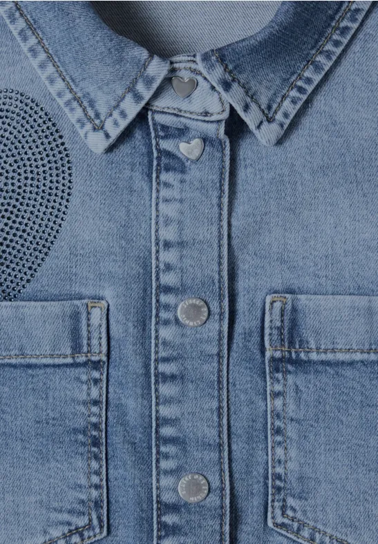 Vorderansicht eines hellblauen Jeanshemds mit Knopfleiste und Brusttaschen.