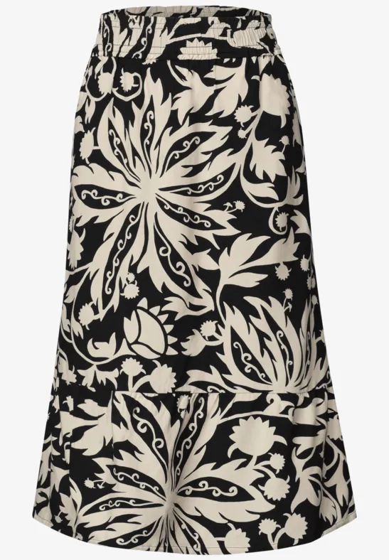 Schwarzer Midirock mit weißem Blumenmuster und ausgestelltem Saum