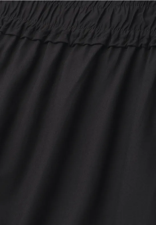 Nahaufnahme eines schwarzen Kleidungsstücks mit elastischem Bund.