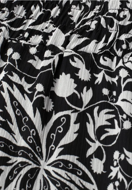 Zwart-wit bloemmotief op geribd textiel