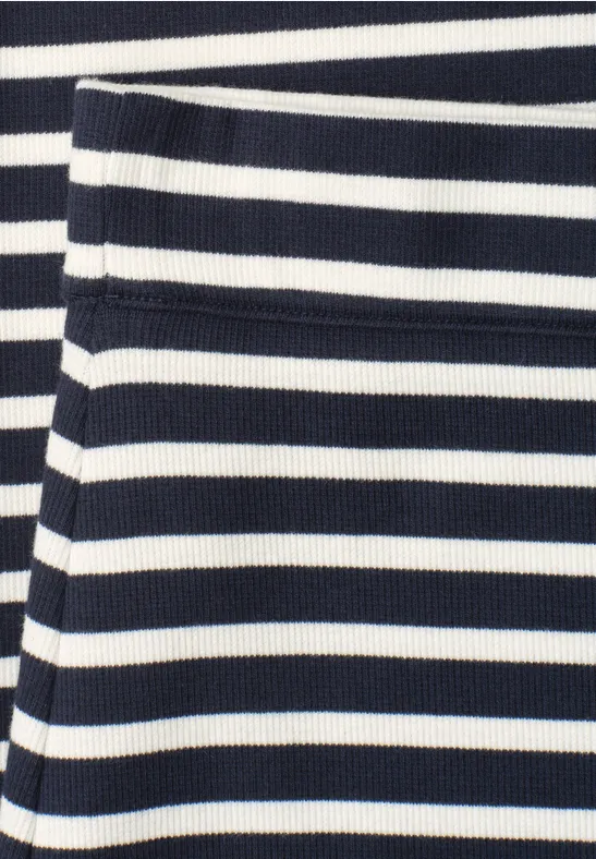 Nahaufnahme eines Stoffes mit dunkelblauen und weißen horizontalen Streifen.