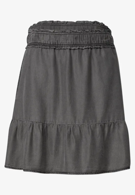 Kurzer, dunkelgrauer Jeansrock mit elastischem Bund und leichtem Volant am Saum.