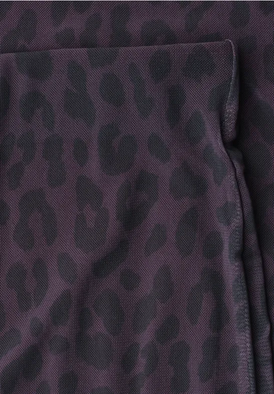 Close-up van paarse, donkerpaarse stof met luipaardprint in donkerder tint.