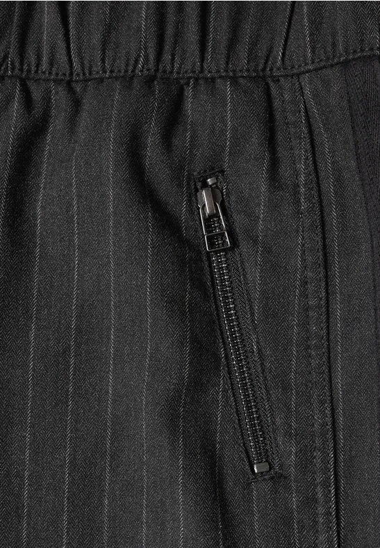 Schwarze Nadelstreifen-Hose mit elastischem Bund und seitlicher Reißverschlusstasche.