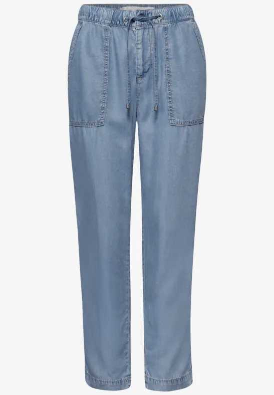 Helle, lässige Jeanshose aus Denim mit elastischem Bund und großen aufgesetzten Taschen.