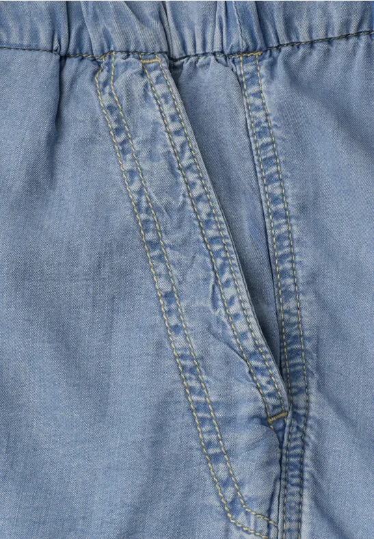 Elastische band in blauwe denim met riemlussen.