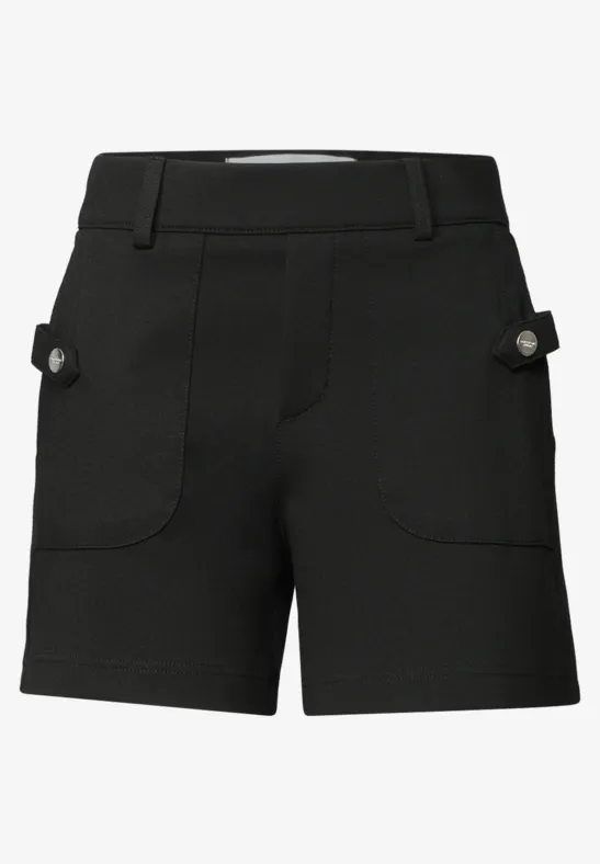 Schwarze kurze Hose mit Gürtelschlaufen und seitlichen Taschen mit Knopfleisten.