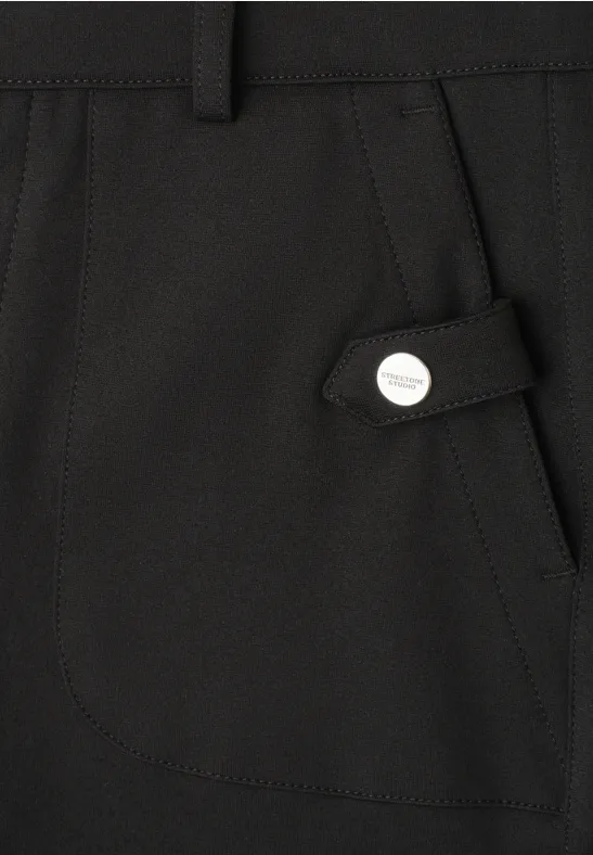 Schwarzer Hosenbund mit Tasche, Klappe und silbernem Druckknopf