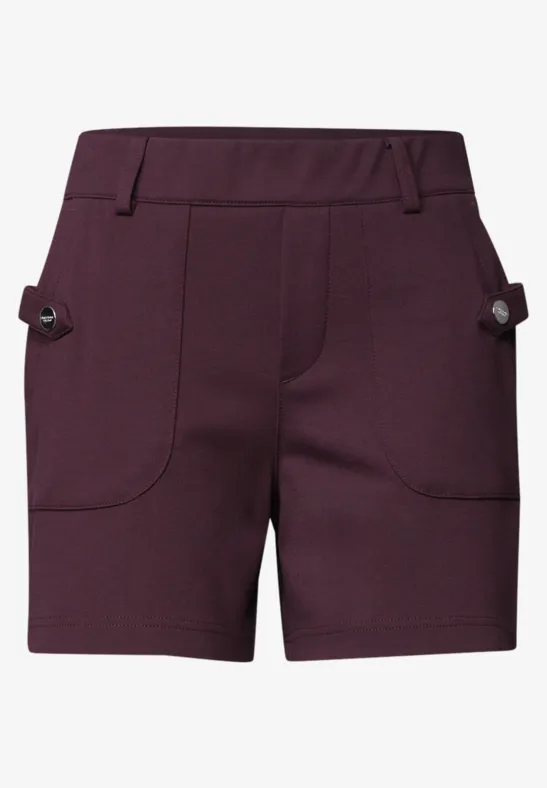 Short violet foncé pour femme, taille haute, poches plaquées devant et pattes latérales décoratives à boutons.