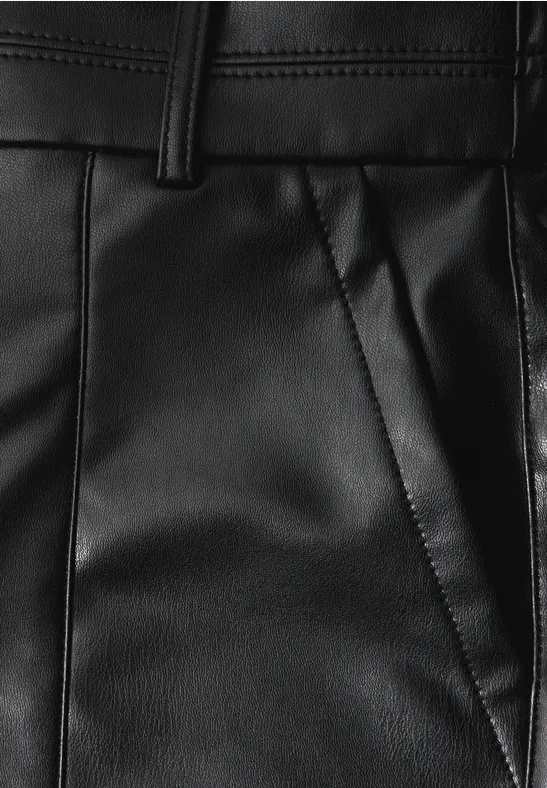 Shorts in Leder-Optik Black