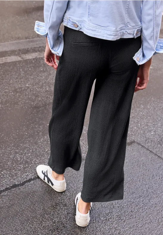 Wide Leg Hose in Crinkle Crash Struktur Black