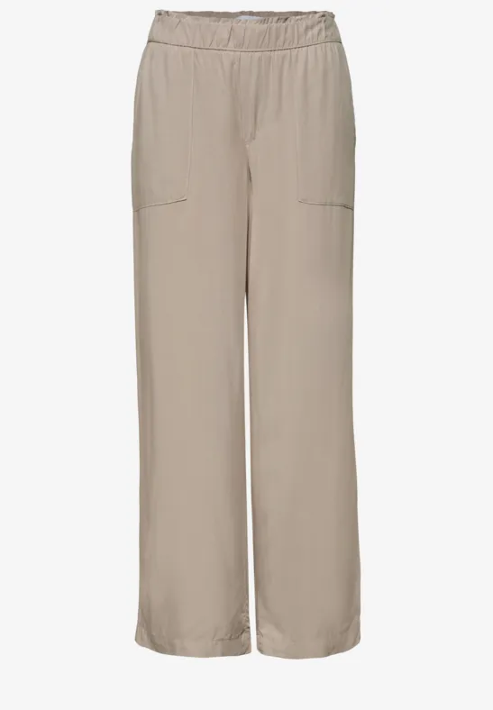 Beige weite Hose mit elastischem Bund und aufgesetzten Taschen.