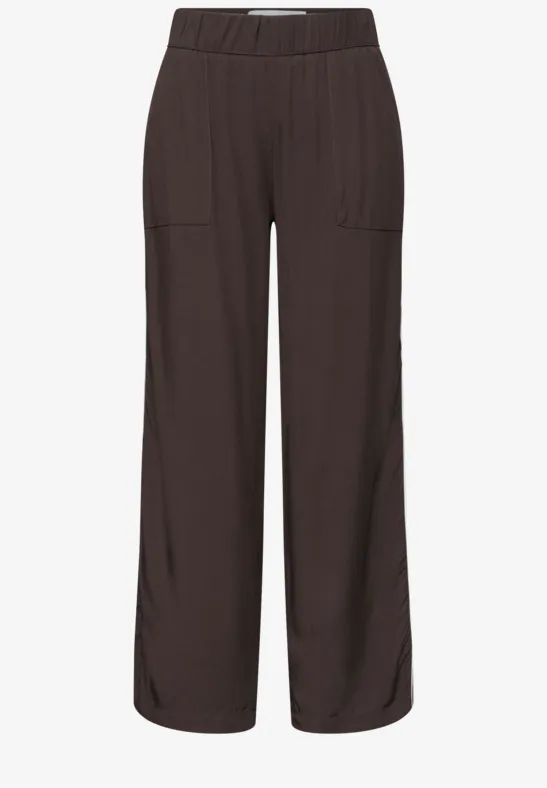 Dunkelbraune, legere Freizeithose mit weitem Bein, elastischem Bund und aufgesetzten Taschen.