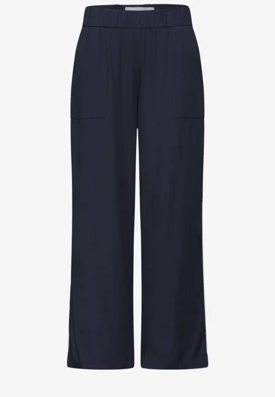 Dunkelblaue weite Hose mit elastischem Bund und aufgesetzten Taschen