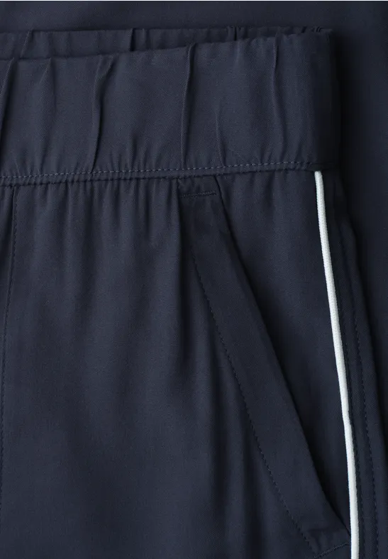 Dunkelblaue Sporthose mit elastischem Bund, seitlicher Eingrifftasche und weißem Streifen