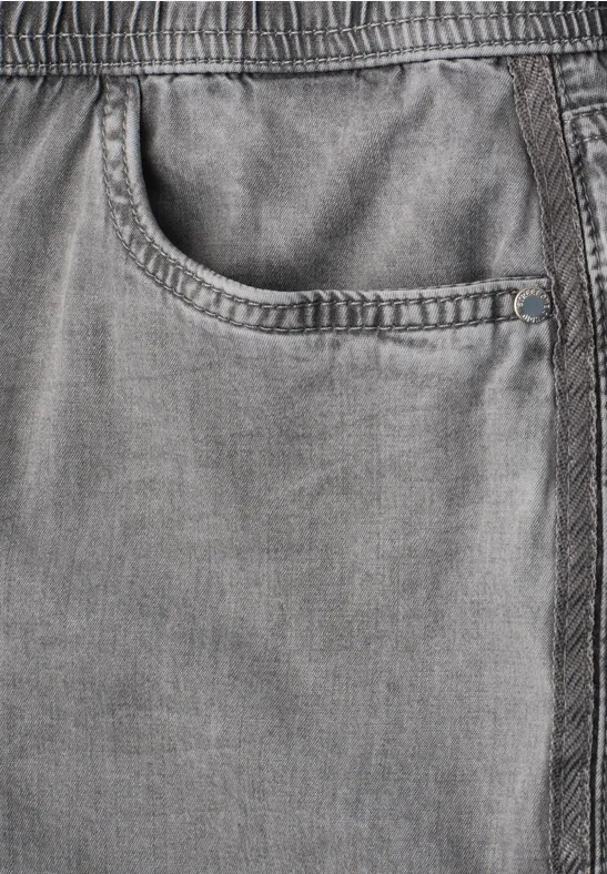 Graue Hose mit elastischem Bund und seitlicher Fronttasche aus Jeansstoff.