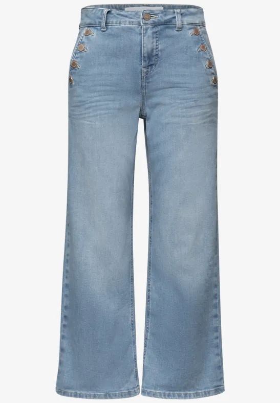 Hooggetailleerde lichtblauwe jeans met brede pijpen en decoratieve knopen aan de zijkant.