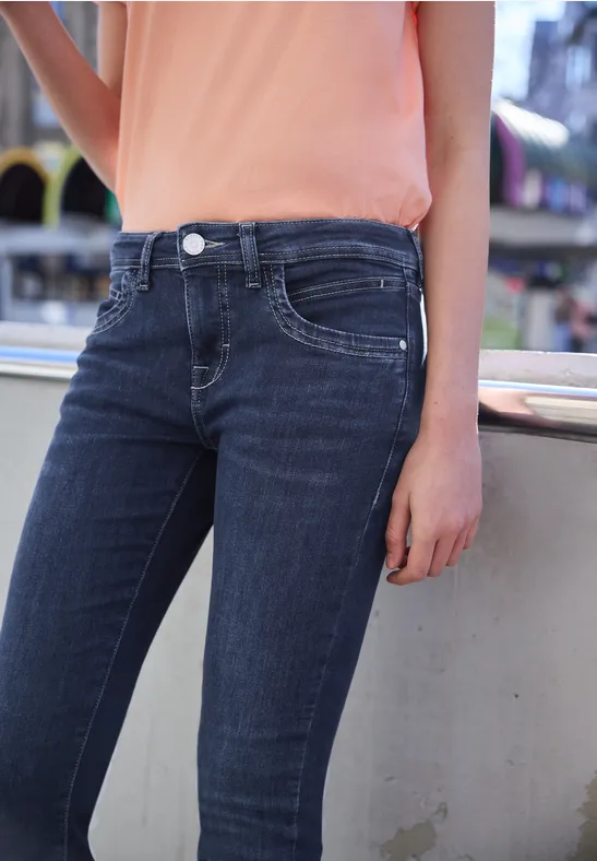 Mid Waist Kick Flare Jeans im Skinny Fit dark blue wash