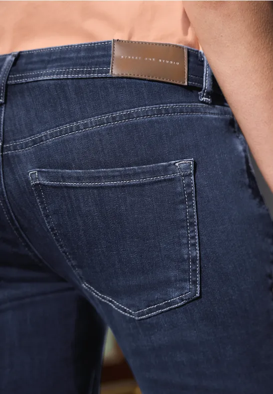 Mid Waist Kick Flare Jeans im Skinny Fit dark blue wash