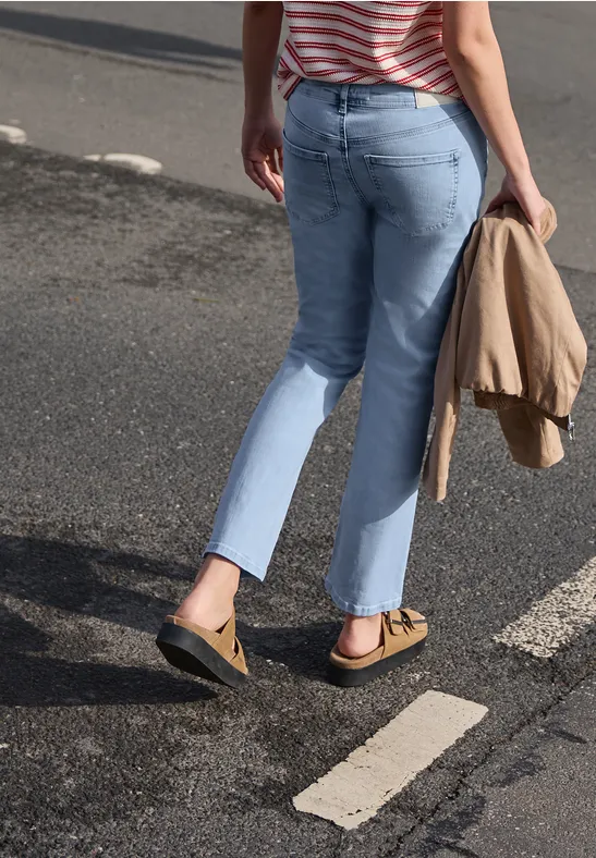 Mid Waist kick flare jeans in een Skinny Fit ultrableached wash