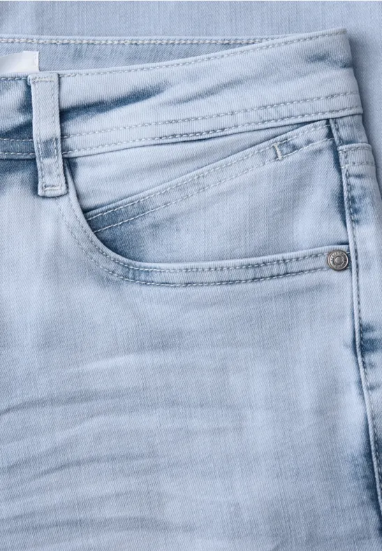 Mid Waist kick flare jeans in een Skinny Fit ultrableached wash