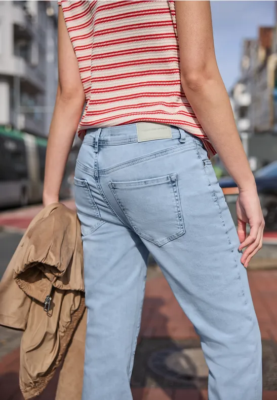 Mid Waist kick flare jeans in een Skinny Fit ultrableached wash