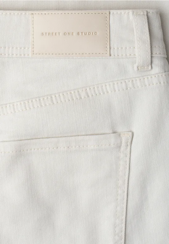 Nahaufnahme einer weißen Jeans mit Gesäßtasche und Street One Studio-Label am Bund.
