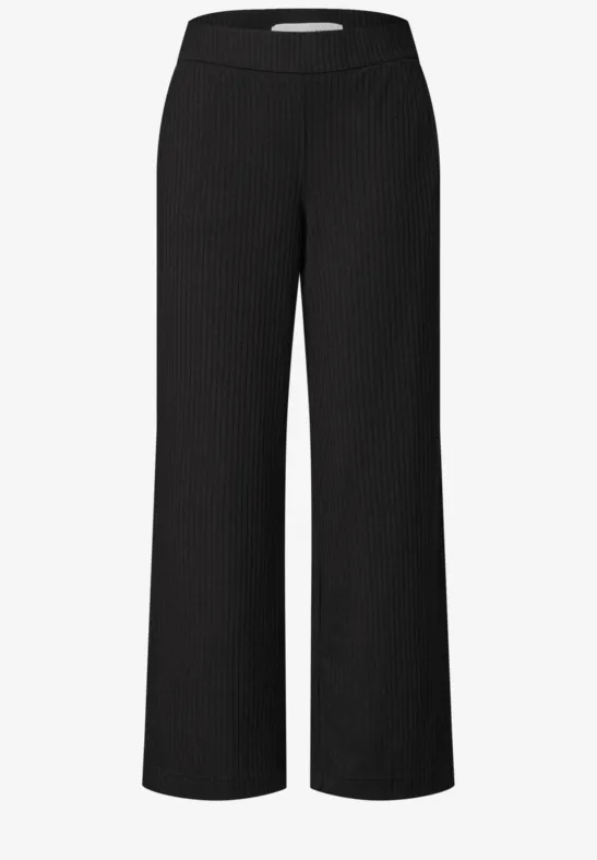 Schwarze, weite Hose mit elastischem Bund, angenehmer Stoff, lässiger Look.