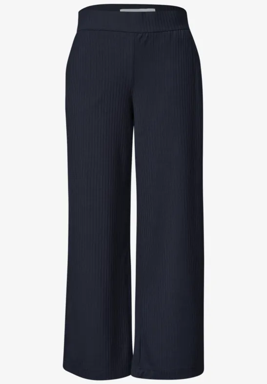 Weite, dunkelblaue Hose aus rippenstrukturiertem Stoff mit hohem Bund.