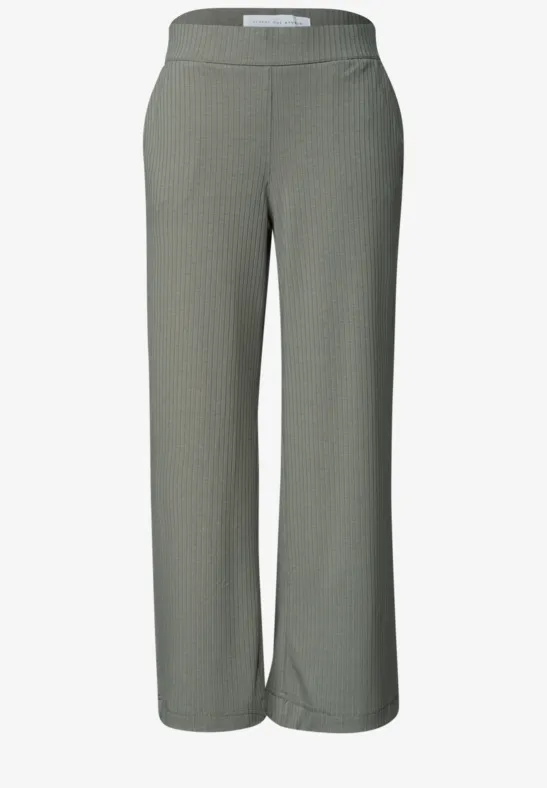 Grüne, locker geschnittene Culotte-Hose mit weitem Bein und hohem Bund.