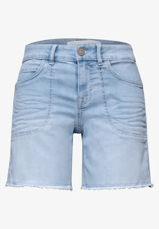 Leichte, helle Jeansshorts mit Knopfverschluss, fünf Taschen und fransigem Saum
