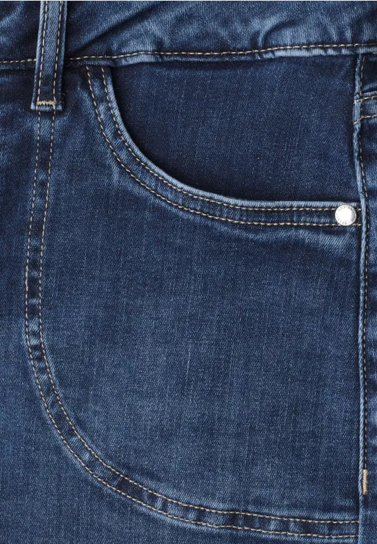 Nahaufnahme einer blauen Jeans-Tasche aus Denim mit Nahtdetails.