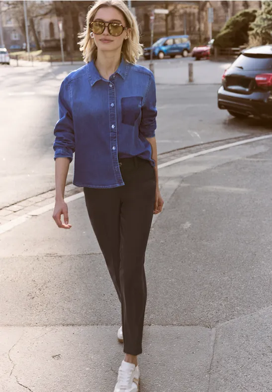 Spodnie typu chinos z wąską nogawką w talii Mid Waist o swobodnym kroju Slim Fit. hide brown