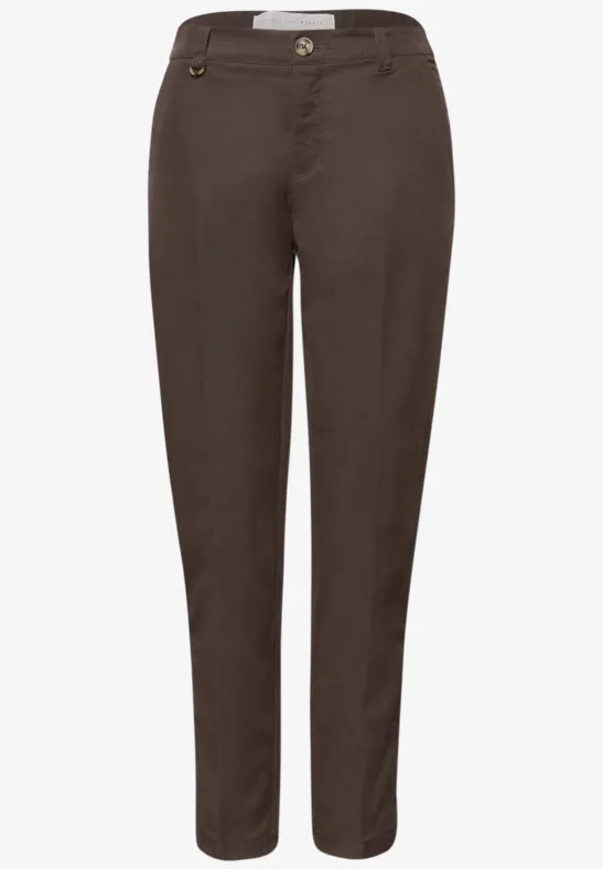 Spodnie typu chinos z wąską nogawką w talii Mid Waist o swobodnym kroju Slim Fit. hide brown
