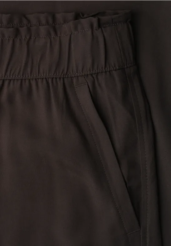 Zwarte joggingbroek van licht materiaal met elastische tailleband en zijzak.