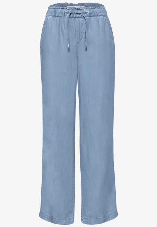 Leichte, weite Jeanshose in Hellblau mit hohem Bund und Tunnelzug.