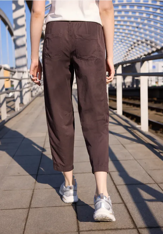 Broek met taps toelopende pijpen mahogany brown