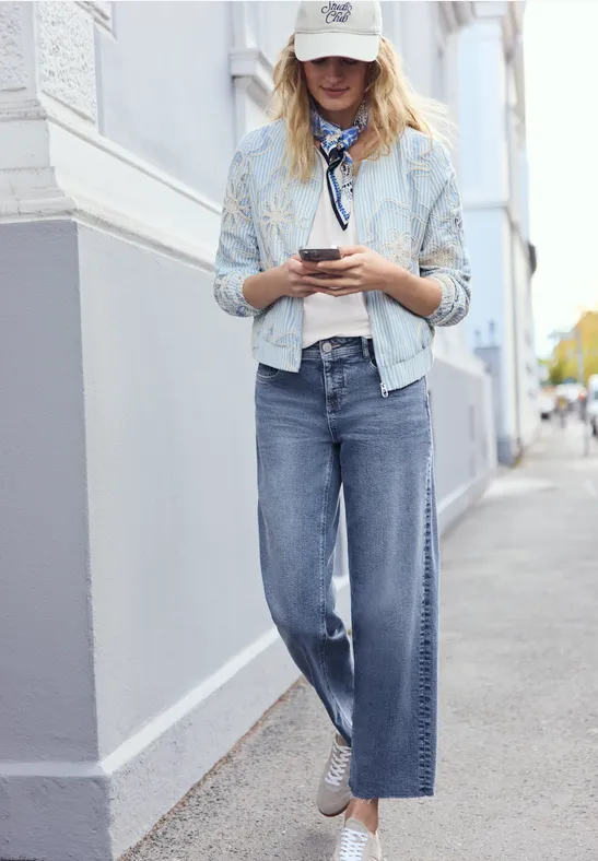 Mid Waist Straight Leg Jeans im Casual Fit Medium Blue Authentic wash