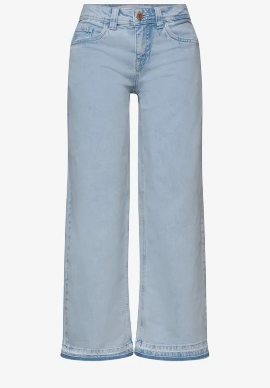 Lichtblauwe rechte jeans met hoge taille, knoopsluiting en vijf zakken.