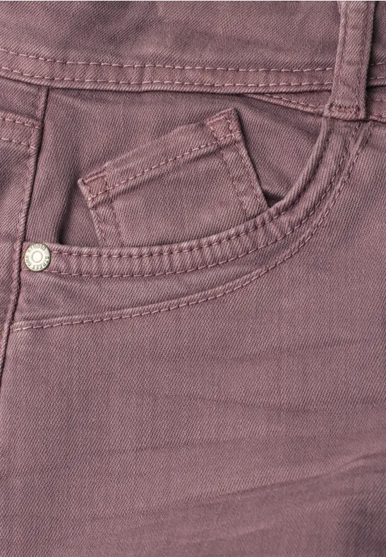 Paarse spijkerbroek met klein vakje in de voorzak waarin een smartphone zit.