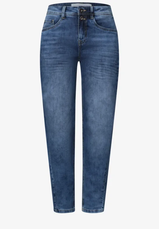 Dunkelblaue Mom-Jeans mit hoher Taille und schmal zulaufenden, leicht verkürzten Beinen.