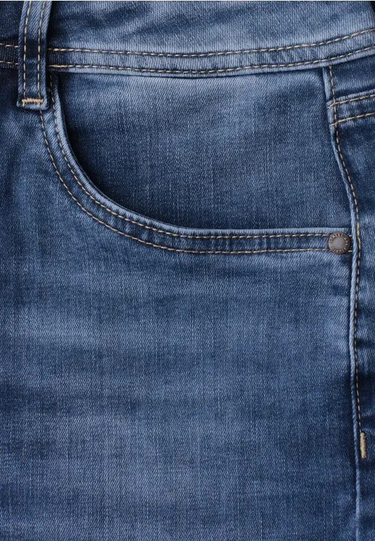 Nahaufnahme einer blauen Jeanshose mit sichtbarer Gesäßtasche und Nahtdetails.